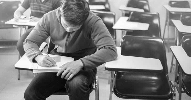 Los estudiantes de color no están logrando menos, se les está dando menos.