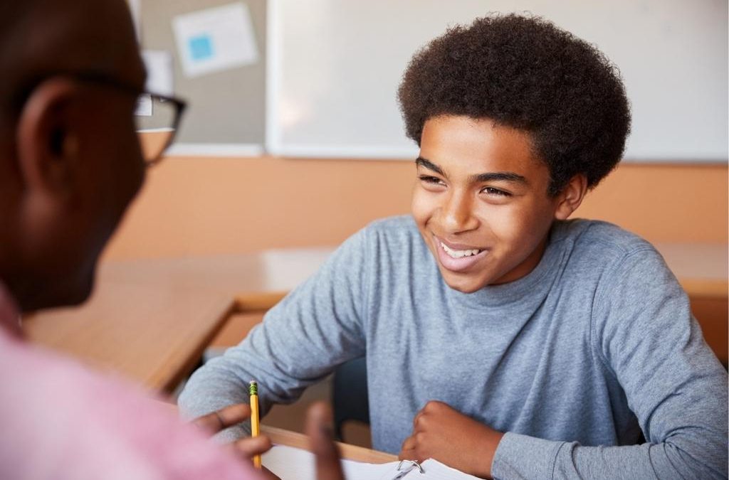 Expandir el acceso a tutorías y programas de enriquecimiento después de clases de alta calidad para los estudiantes más afectados por la pandemia
